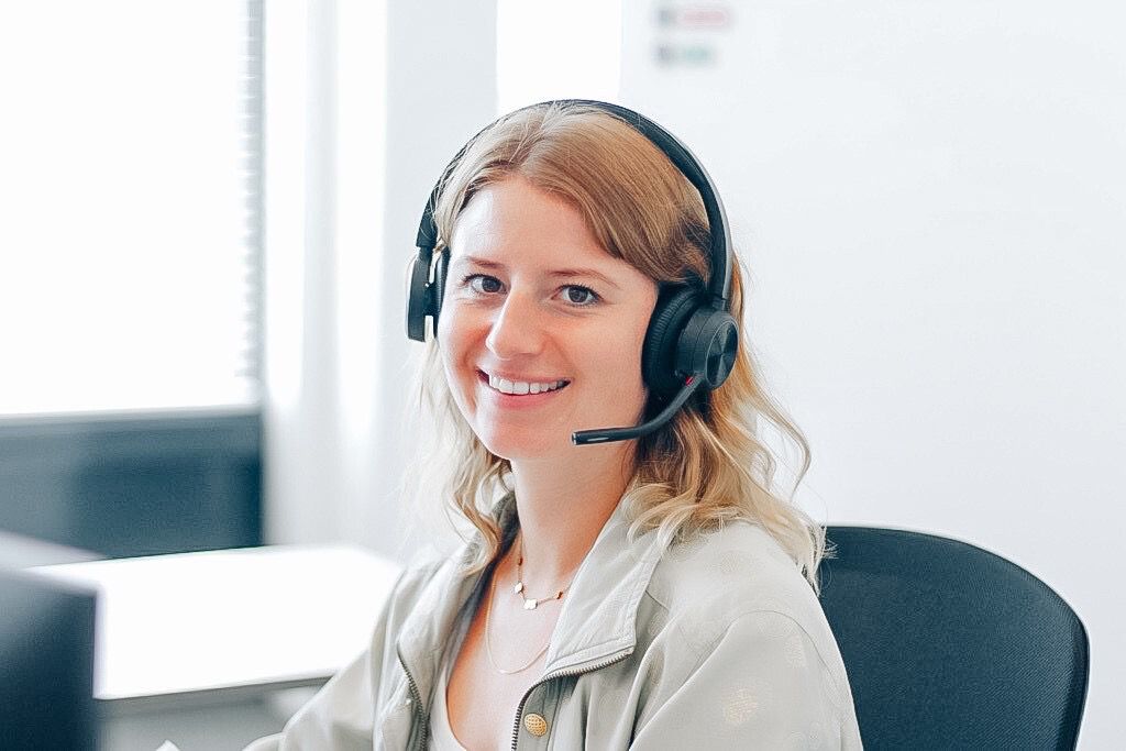 Frau mit Headset im Büro